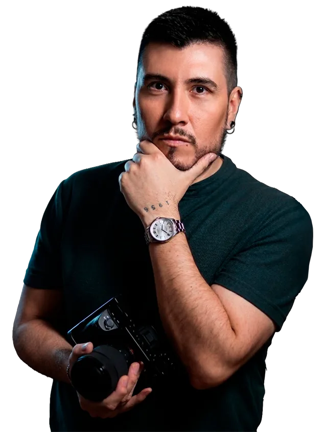Daniel Villota, director creativo y productor audiovisual, con su cámara