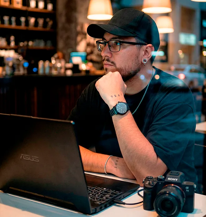 Daniel Villota trabajando frente a su laptop con una cámara