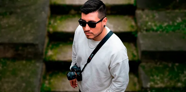 Daniel Villota con gafas de sol y cámara al hombro